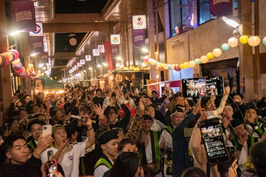 音楽と人でにぎわう夜のコザ